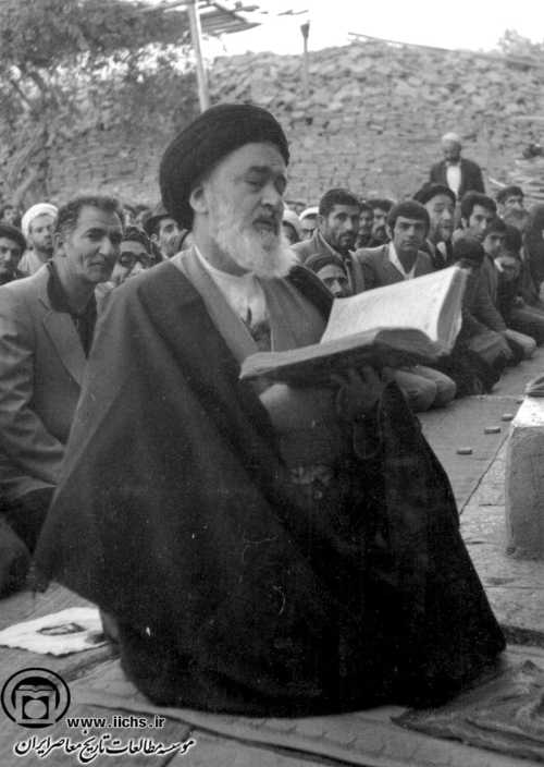 شهید آیت‌الله سیداسدالله مدنی در حاشیه اقامه نماز عید فطر در سال‌های پیش از پیروزی انقلاب در شهر همدان